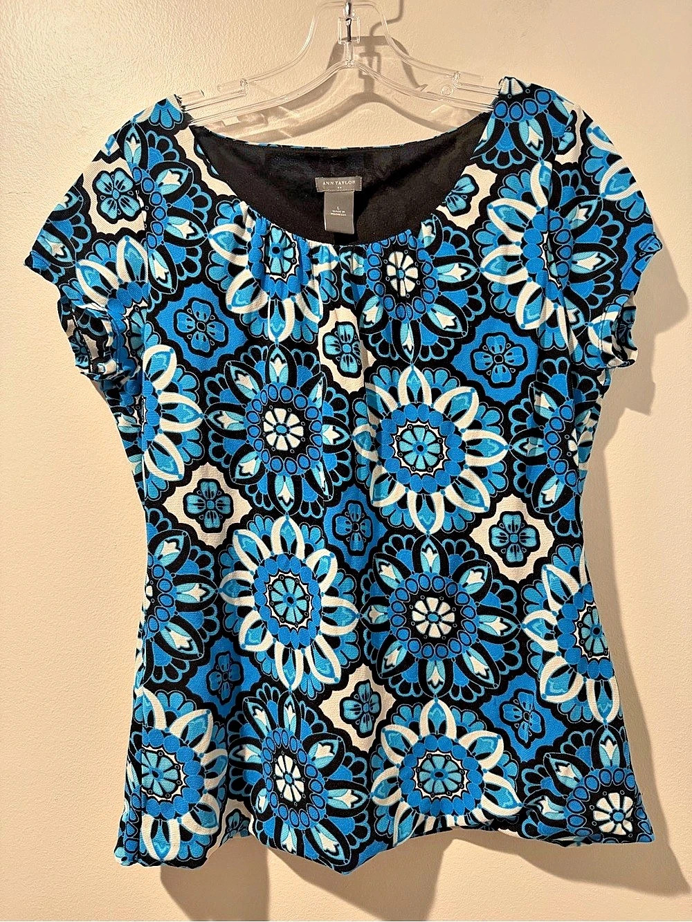 Ann Taylor Women's Large Blue Floral Print
Short Sleeve Top